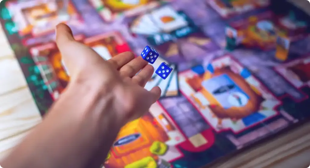 Speler die tijdens een kleurrijk bordspel een dobbelsteen gooit in een beurt.